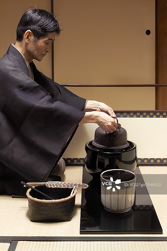茶艺师在茶道中烧水图片素材