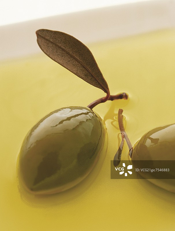 橄榄油中的橄榄（特写）图片素材