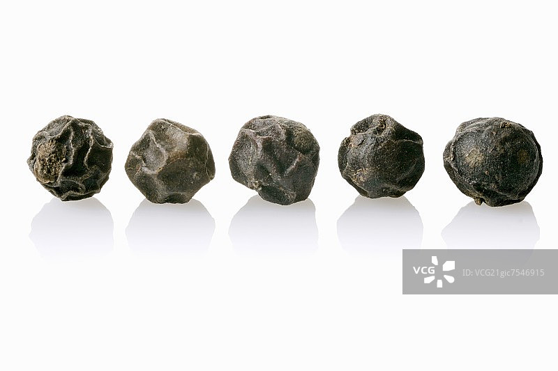 五粒黑胡椒粒图片素材