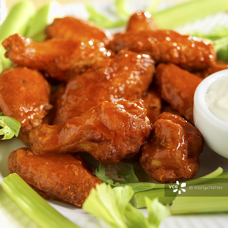 配蓝纹奶酪酱和芹菜的香辣水牛城鸡翅；特写图片素材
