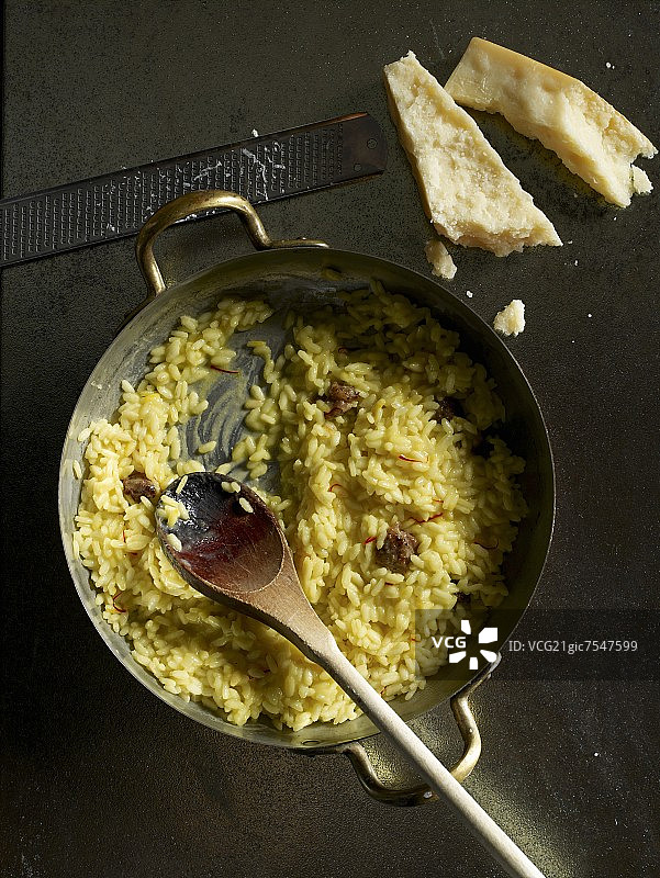 藏红花香肠帕尔马干酪烩饭图片素材