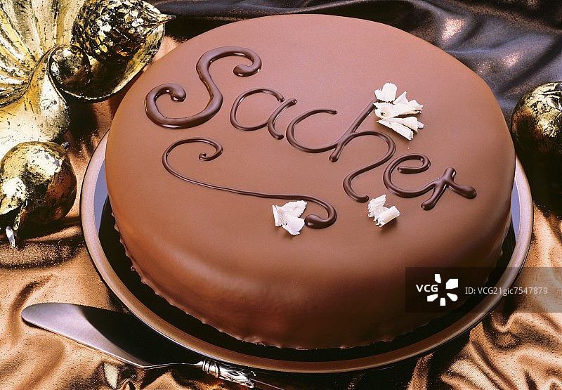 巧克力上带有“Sacher”字样的萨赫蛋糕图片素材