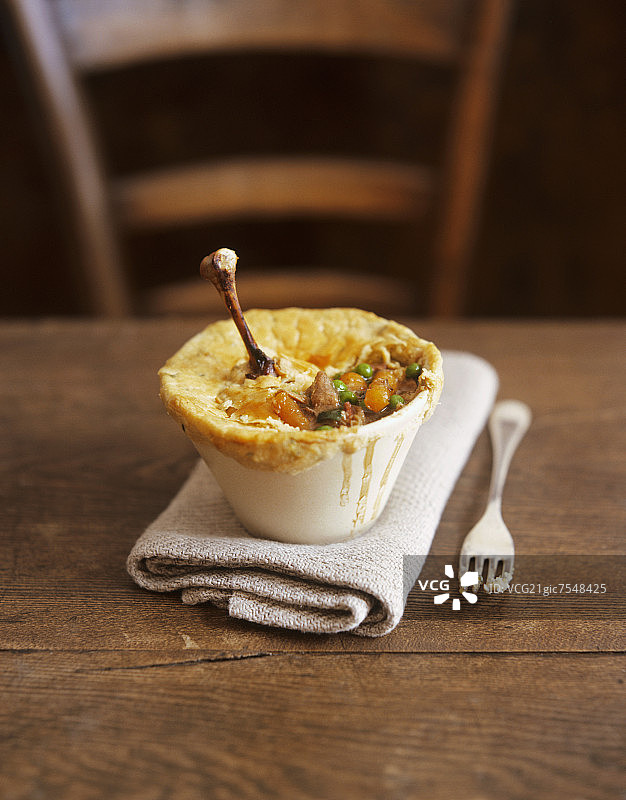 糕点皮下的鸡肉蔬菜炖图片素材