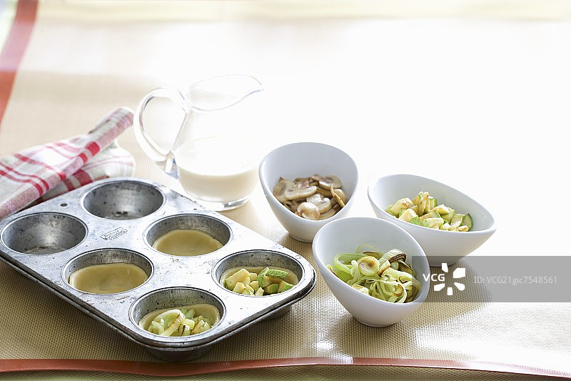 模具中的迷你乳蛋饼图片素材