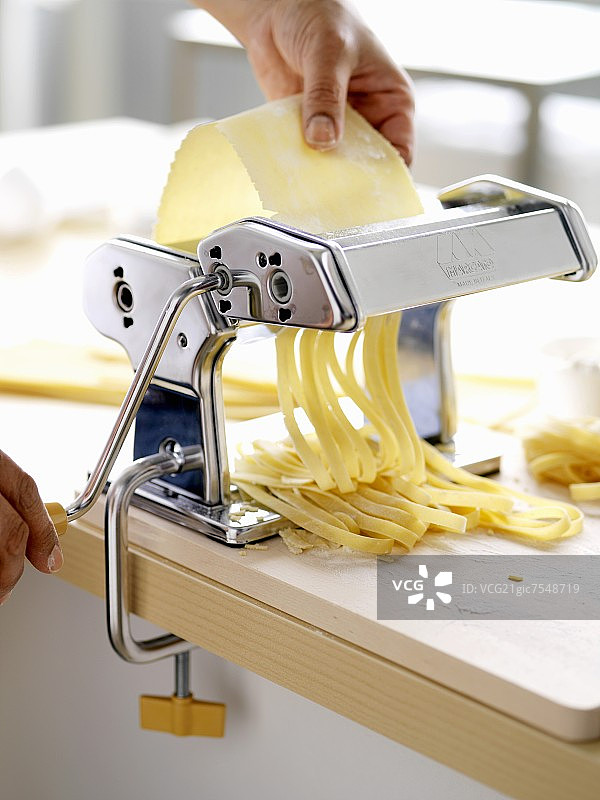 用制面机制作缎带面条图片素材