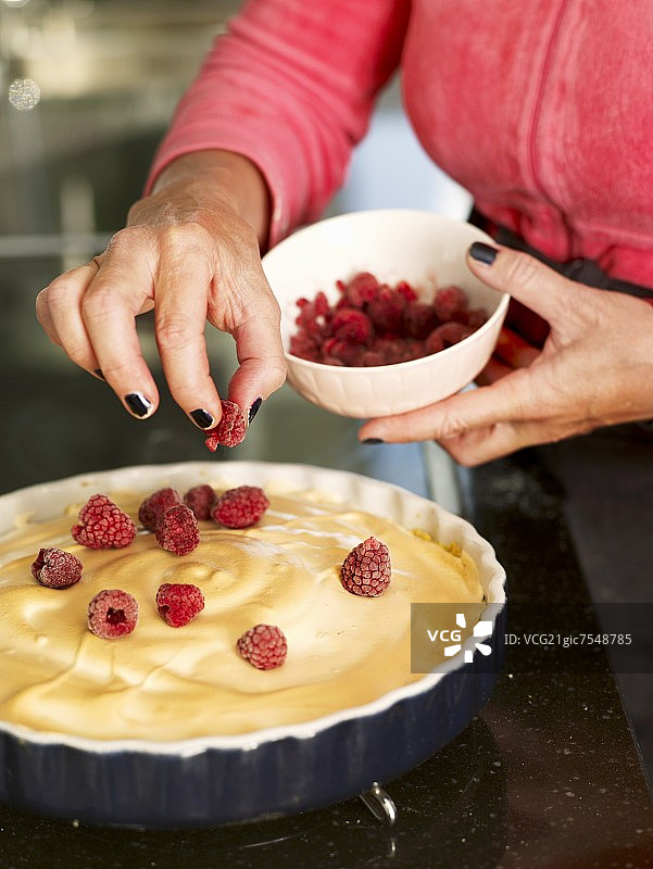 柠檬蛋白派上的覆盆子图片素材