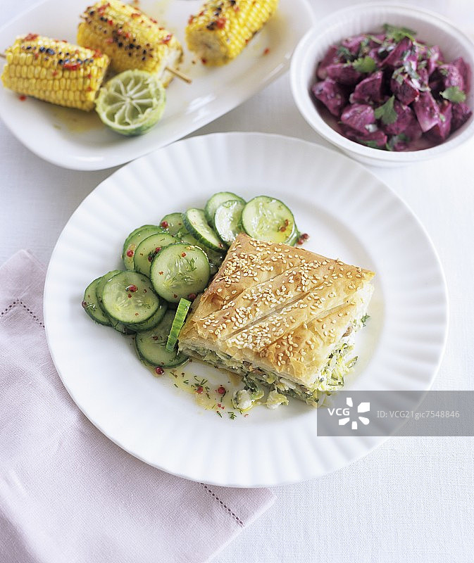 西葫芦羊乳酪馅饼配黄瓜沙拉图片素材