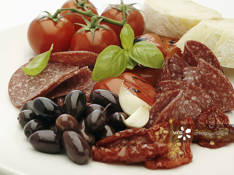 意大利开胃菜（萨拉米香肠、橄榄、番茄）图片素材