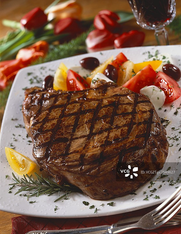 番茄橄榄沙拉烤牛排图片素材