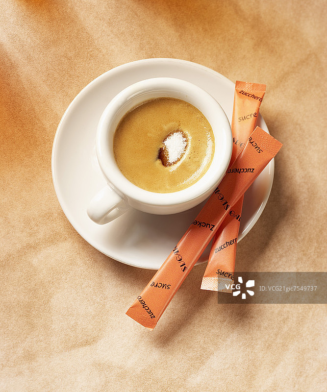 糖沉入泡沫浓缩咖啡中图片素材