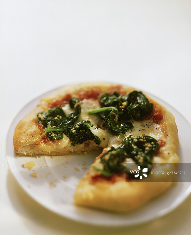 盘子里的番茄、奶酪和菠菜披萨图片素材