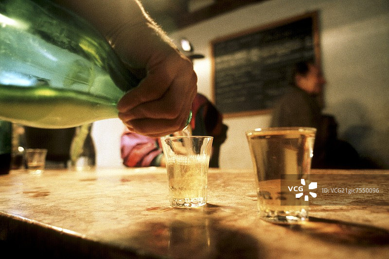 意大利乡村品酒：房东倾倒当地葡萄酒图片素材