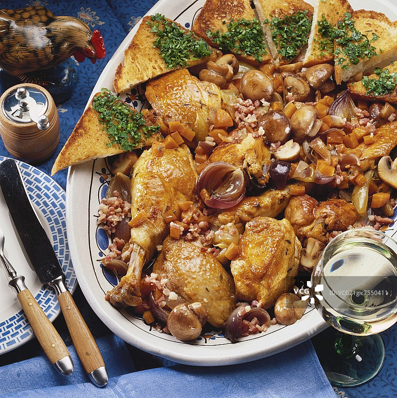 蔬菜培根蘑菇烩鸡肉图片素材