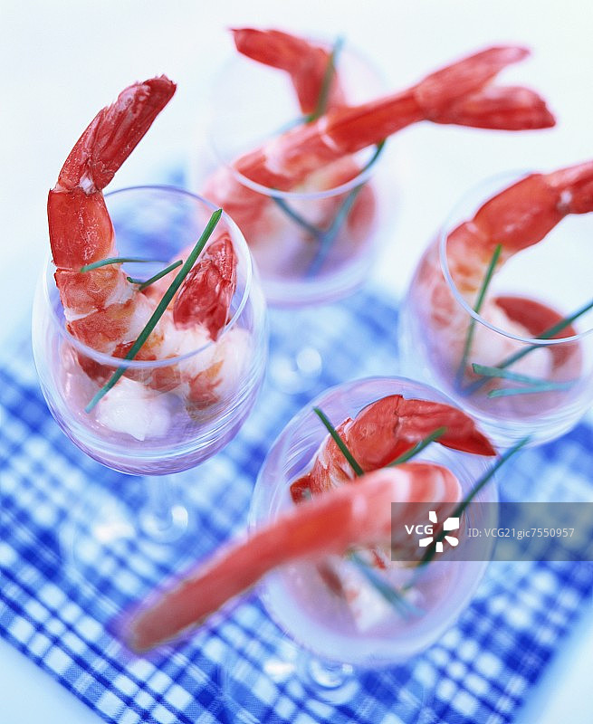 大虾配辣根和番茄酱图片素材