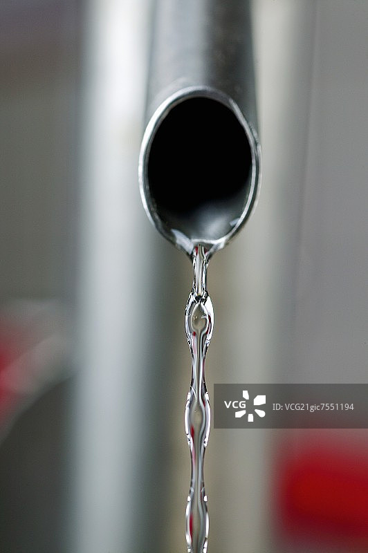 从蒸馏器中流出的烈酒（特写）图片素材