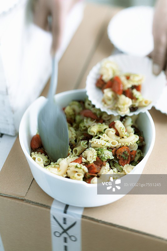 香蒜沙司葡萄番茄意面沙拉，罗勒装饰图片素材