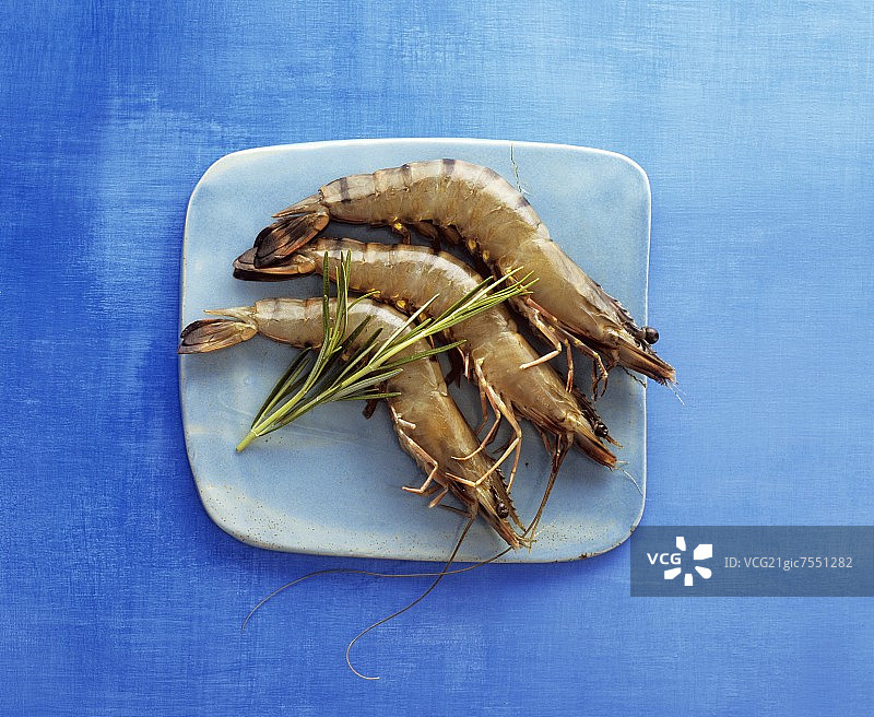 配有迷迭香枝的三只大虾图片素材