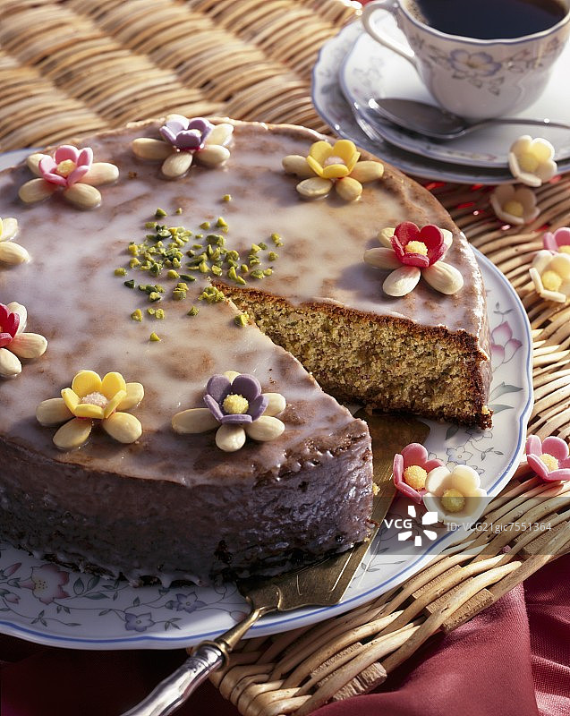 糖霜杏仁蛋糕和糖花图片素材
