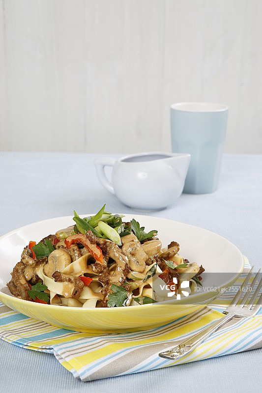 牛肉蘑菇宽面图片素材