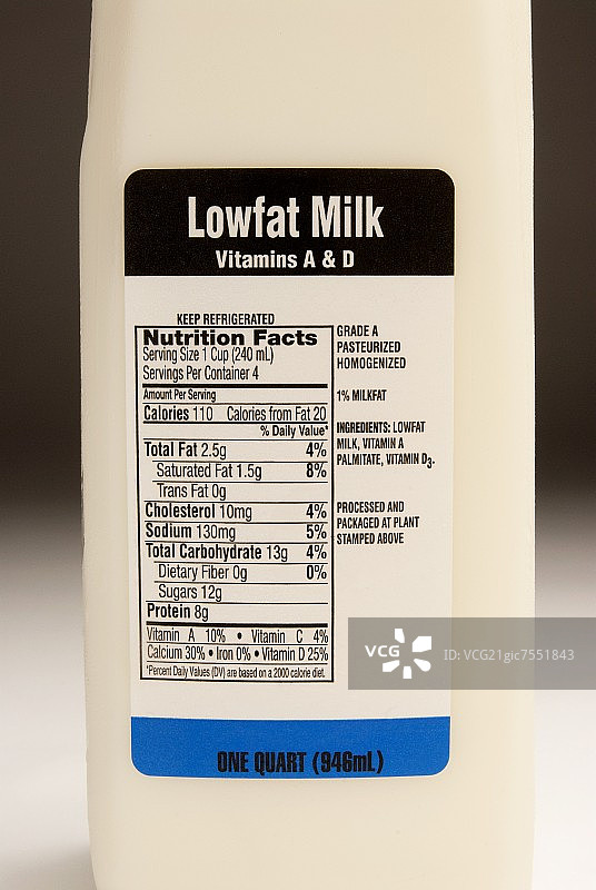 低脂牛奶容器上的营养标签图片素材