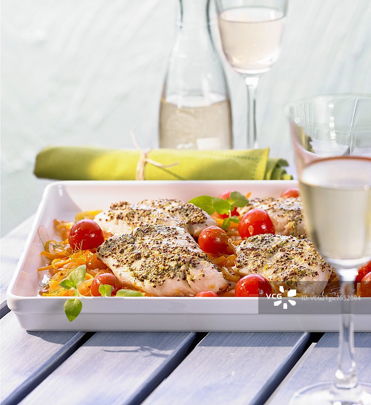 蔬菜底床上的鳕鱼片图片素材