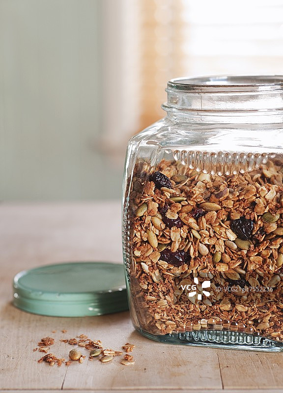 燕麦、椰子、葵花籽、蔓越莓干、南瓜籽、蜂蜜和椰子油制成的格兰诺拉麦片图片素材