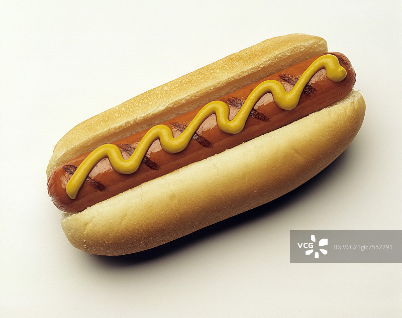 涂有芥末酱的热狗图片素材