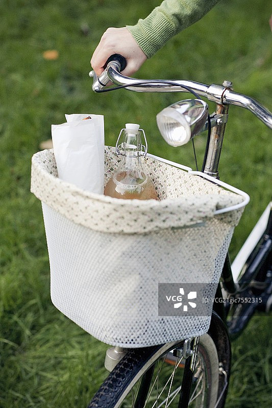 野餐自行车篮中的饮品图片素材