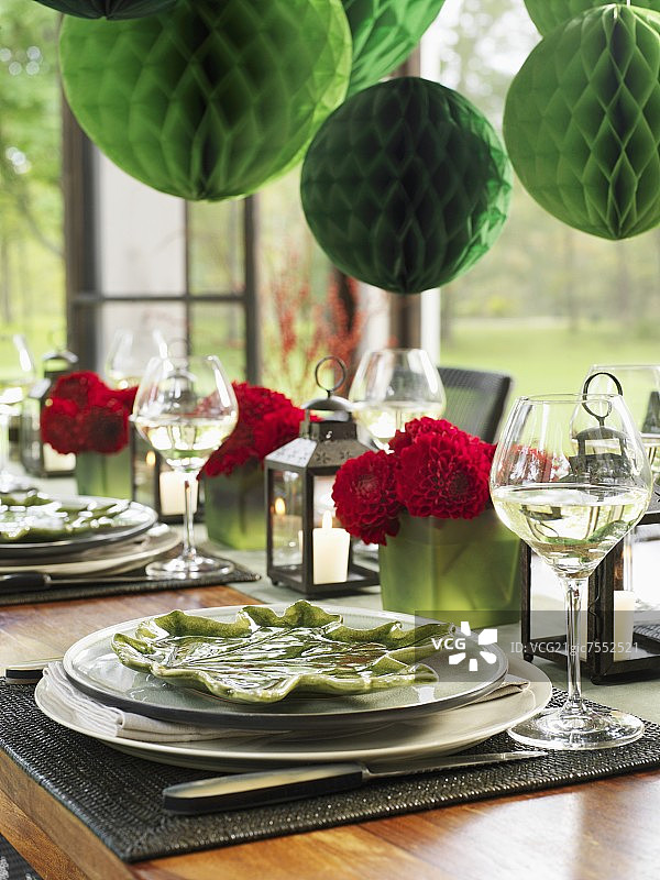 温室内的丰收节餐桌布置图片素材