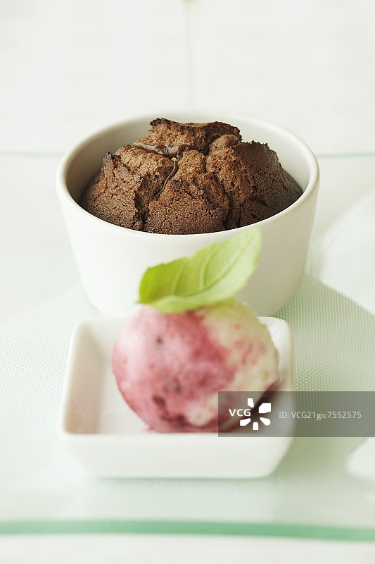 巧克力布丁和黑莓冰沙图片素材