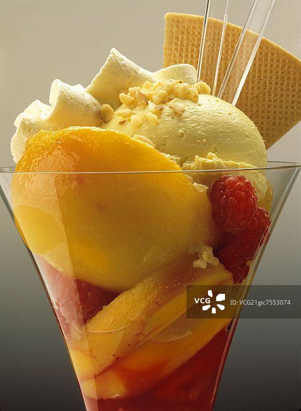 带榛子碎和威化的桃子梅尔巴图片素材