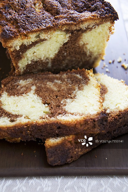 切片巧克力香草大理石纹蛋糕图片素材