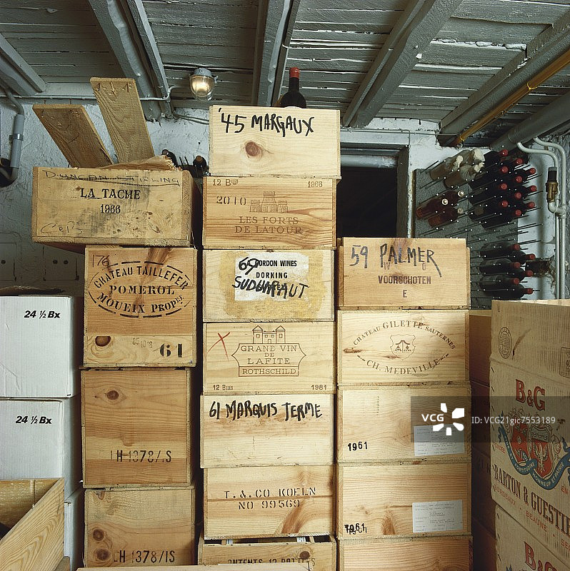 酒窖里的多个葡萄酒箱图片素材