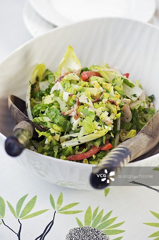 培根牛油果鸡蛋科布沙拉图片素材