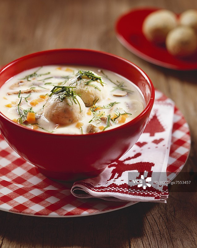 奥地利布尔根兰郡的鹅杂汤配饺子图片素材