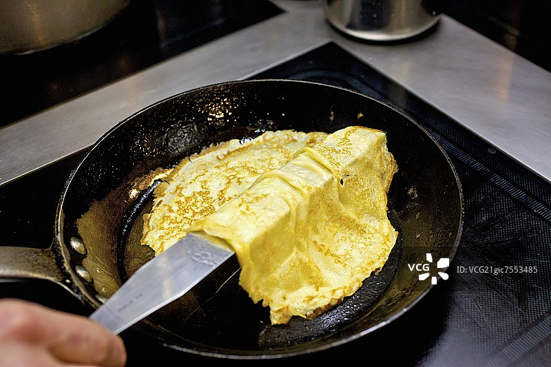 在煎锅中煎饼图片素材