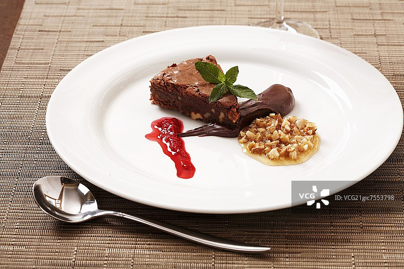 覆盆子酱坚果巧克力蛋糕图片素材