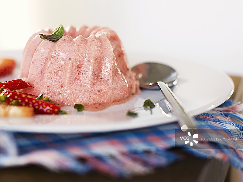 草莓冰淇淋图片素材