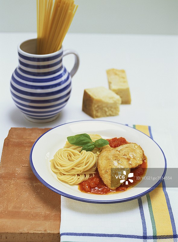 米兰风味Piccata小牛肉和意大利面图片素材