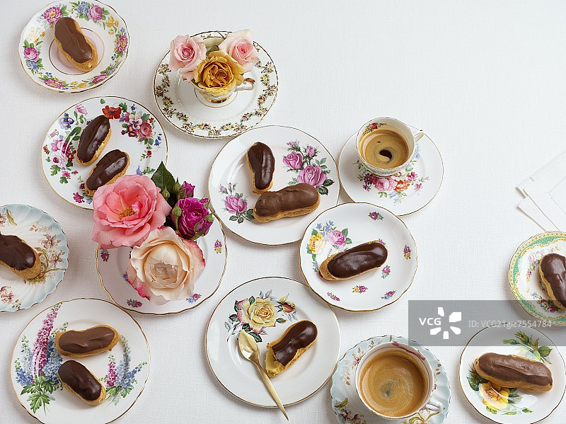 巧克力釉面闪电泡芙和咖啡图片素材