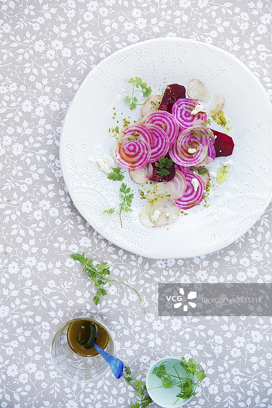 甜菜根山羊奶酪开心果沙拉图片素材