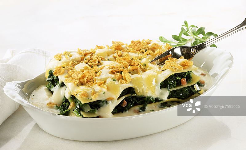 菠菜火腿千层面配玉米片奶酪顶料图片素材