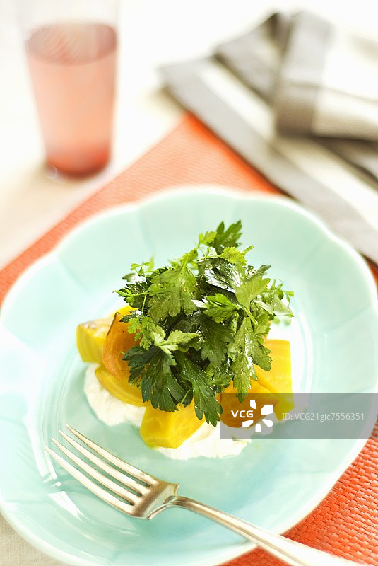 金色甜菜根配欧芹希腊酸奶图片素材