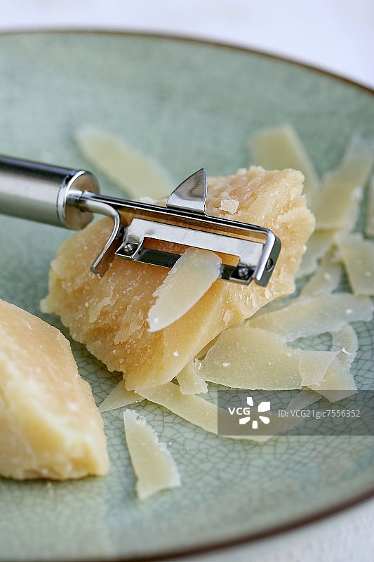 帕尔马干酪和削皮器图片素材