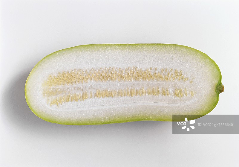 对半切开的泰国黄瓜图片素材