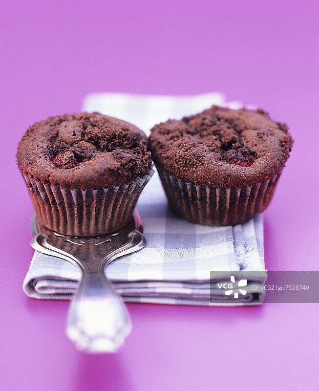 两个巧克力覆盆子松饼图片素材