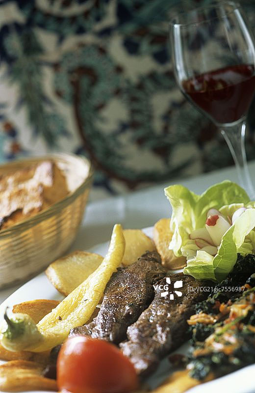 土耳其餐厅的烤羊肉片图片素材