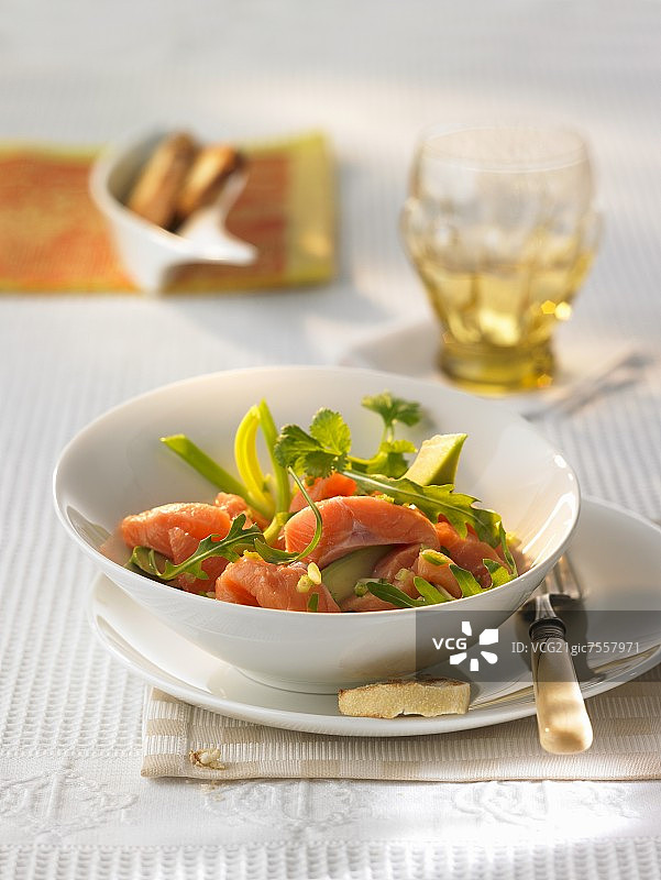 酸橘汁腌红点鲑配牛油果芝麻菜图片素材