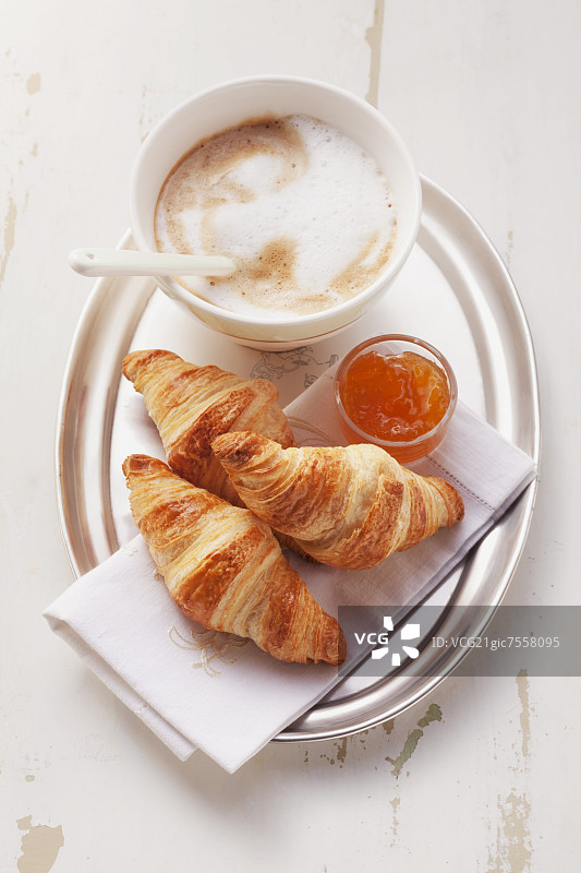 搭配橘子酱和咖啡牛奶的羊角面包图片素材