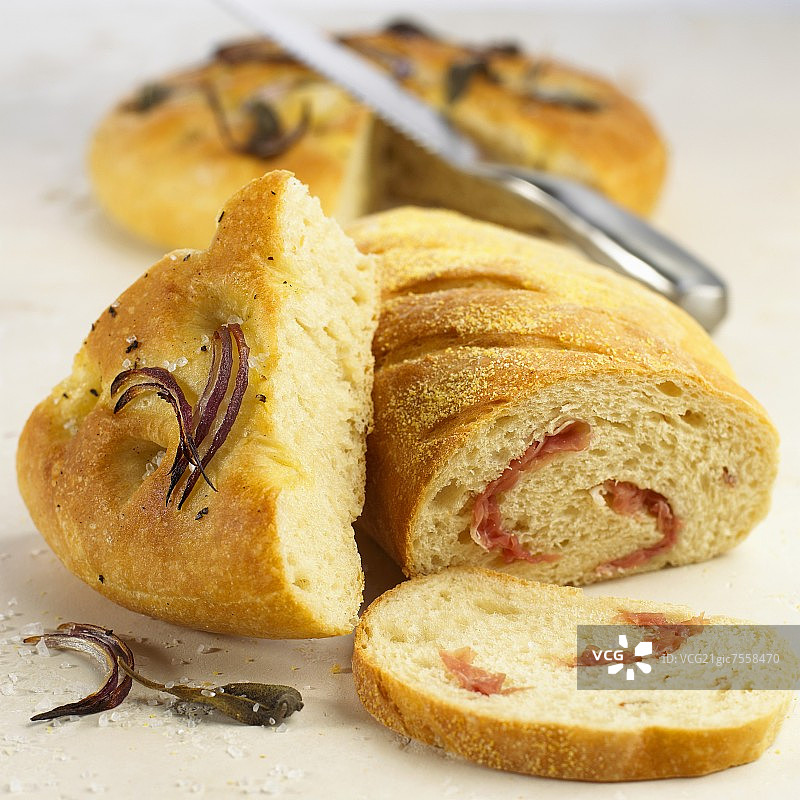 迷迭香佛卡夏和白面包配意式火腿图片素材